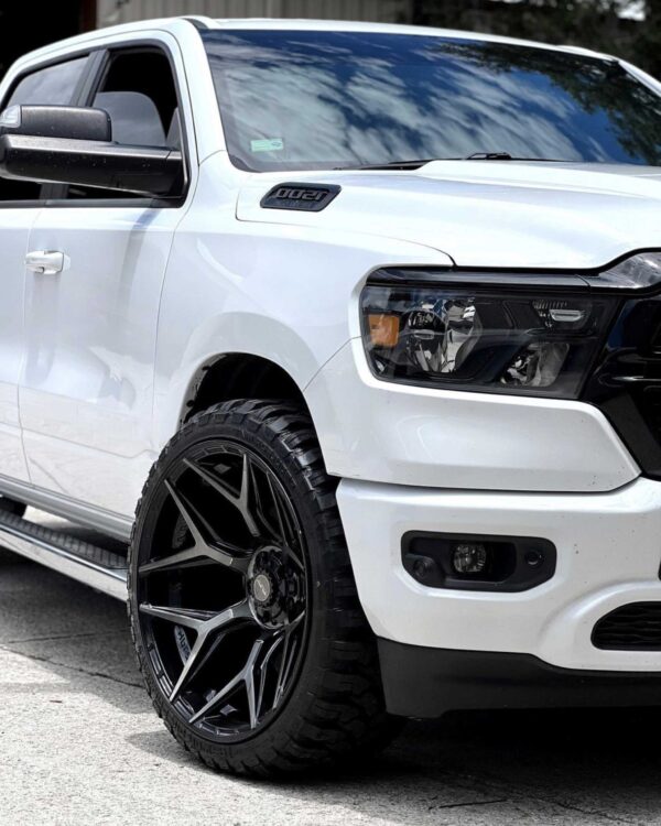 01-RAM-1500-4PLAY-WHEELS-4P06-24X12-33X12.5X24-STOCK-SUSPENSION-1-scaled