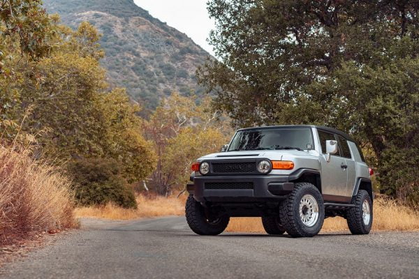 black-rhino-aliso-gloss-silver-with-mirror-cut-face-and-lip-toyota-fj-cruiser-2