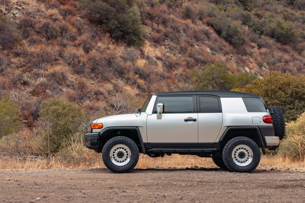 black-rhino-aliso-gloss-silver-with-mirror-cut-face-and-lip-toyota-fj-cruiser-3