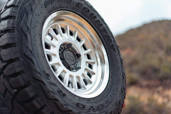 black-rhino-aliso-gloss-silver-with-mirror-cut-face-and-lip-toyota-fj-cruiser