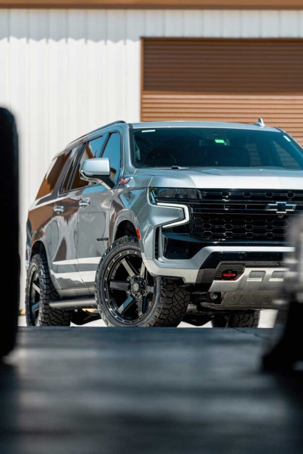 CHEVROLET-SUBURBAN-4PLAY-WHEELS-4P63-RIMS-22X10-285X50X22-NITTO-TIRES-STOCK-SUSPENSION-4-scaled
