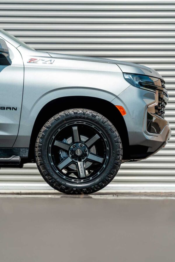 CHEVROLET-SUBURBAN-4PLAY-WHEELS-4P63-RIMS-22X10-285X50X22-NITTO-TIRES-STOCK-SUSPENSION-9-scaled