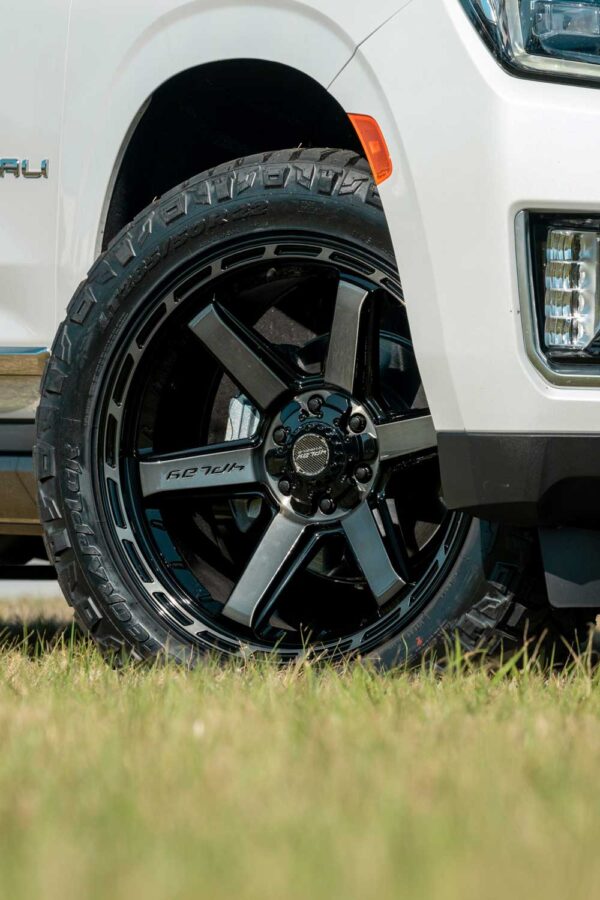 GMC-YUKON-DENALI-4PLAY-WHEELS-4P63-22X10-285_50_22-TIRES-NO-LIFT-15-scaled