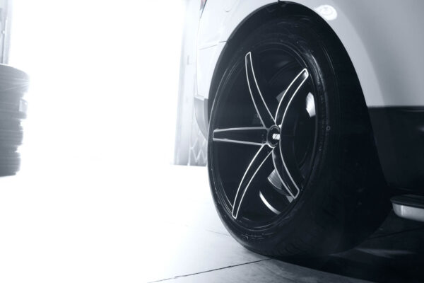LandroverRangerover2014White22inchXOSTThomas_BrushedMatteBlack-2