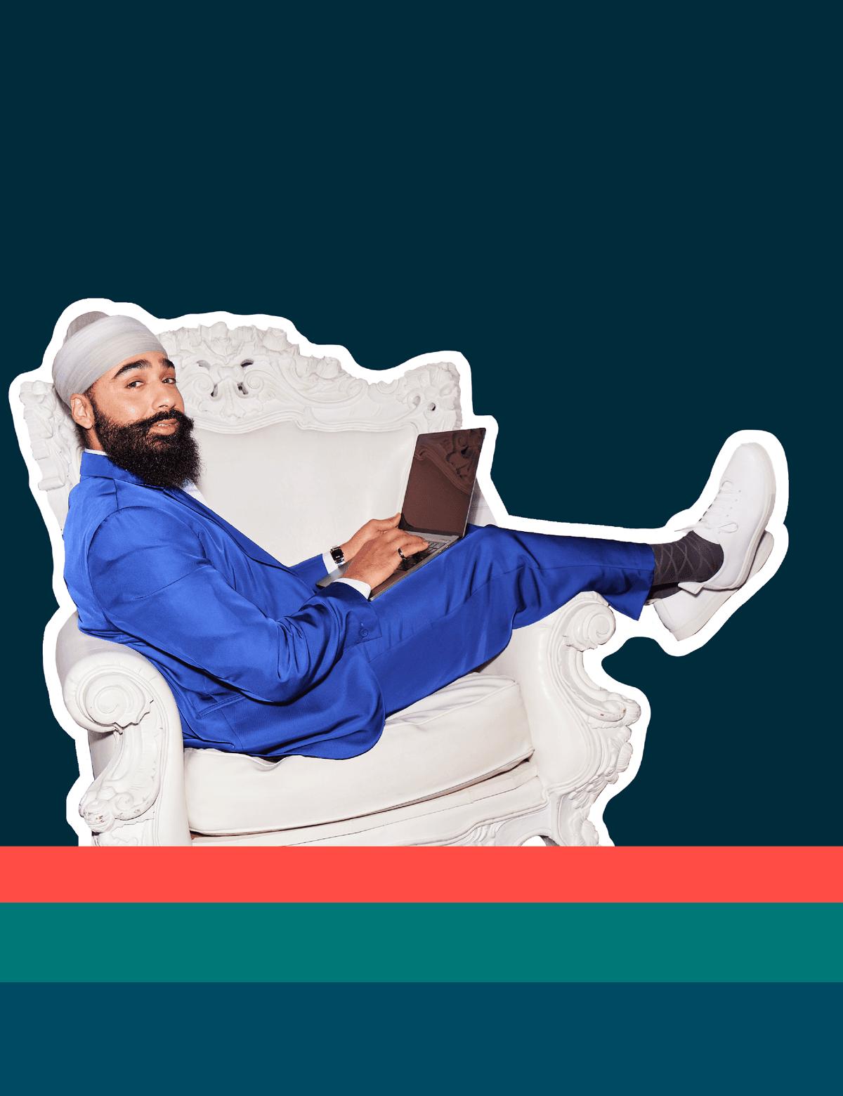 Homme assis sur une chaise et posant avec son ordinateur portable